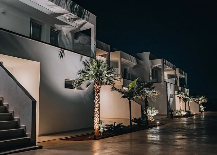 Grand White Apartments